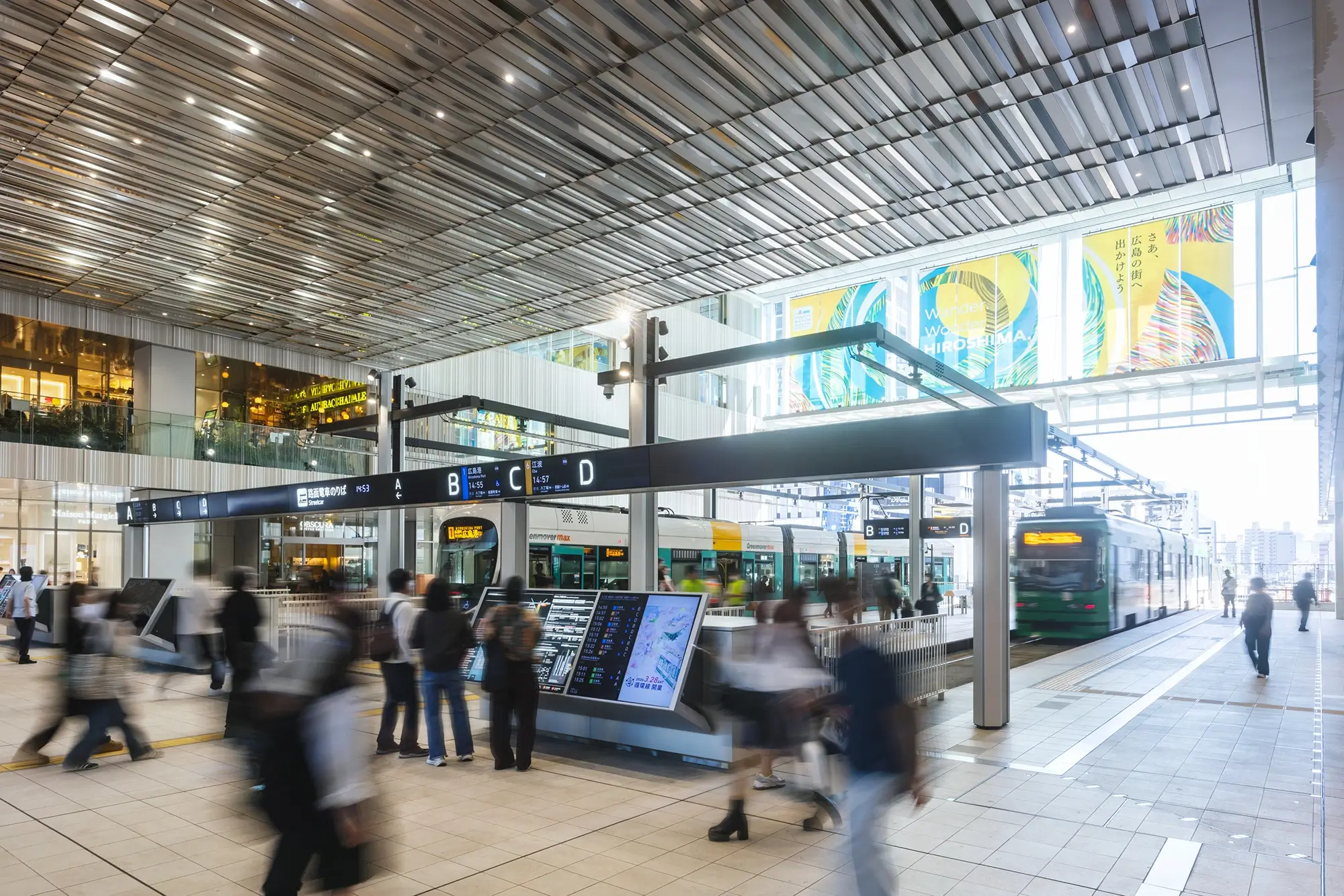 広島駅南口のペデストリアンデッキから見渡す、路面電車が走る駅前通りと広大な都市の街並み